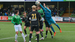 I oktober spelade Mehdi El Moutacims SJK Akatemia mot EIF på Centrumplan i Ekenäs. EIF vann matchen med 4-2. Mehdi El Moutacim hoppar in i en klunga med spelare för att nå bollen.