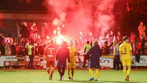 AC Oulu hade en hel busslast med anhängare på matchen. AC Oulus anhängare hyllar sin idoler.