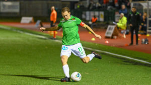 Zacharias Ekström har spelat 120 matcher i näst högsta serien för EIF. Zacharias Ekström sparkar iväg bollen.