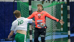 SIF-målvakten Mika Malassu stoppar Jere Kantees skott. SIF-målvakten Mika Malassu parerar ett skott.