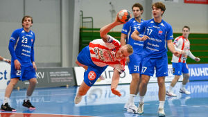 Handbollen inom BK-46 får ett coronastöd på 15 000 euro. BK:s Robin Sjöman hoppar in i målgården och skjuter ett skott.