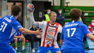 Jac Karlsson var inte nöjd med sin insats. Jac Karlsson kastar bollen.