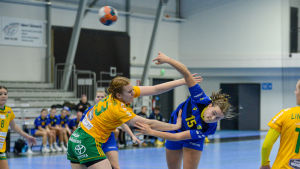 SIF:s Erica Gustafsson stoppar KyIF:s Maja Sannholms framfart. SIF:s Erica Gustafsson stoppar KyIF:s Maja Sannholm.