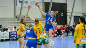 Dickens Anna Lindahl gjorde två mål mot SIF. Dickens Anna Lindahl skjuter ett hoppskott.