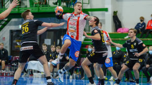BK:s Nico Rönnberg skjuter ett hoppskott.