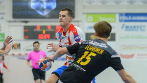BK:s Nico Rönnberg kör förbi ÅIFK:s Isak Lehvonen. BK:s Nico Rönnberg kör förbi ÅIFK:s Isak Lehvonen.
