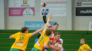 Nico Rönnberg var matchhjälte i BK-46 igen. Mot SIF gjorde han 14 spelmål. Två sjundeåspelare försöker stoppa nico rönnberg.