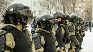 Rysslands säkerhetsstyrkor står på rad utanför metrostationen i Sukharevskaya i Moskva. Poliser står på en rad utomhus i Moskva.