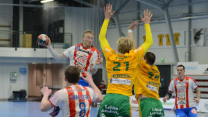 BK:s Jac Karlsson spelade stabilt. SIF:s Christoffer Thor och Igor Trajkovski blockerar Karlssons skott. BK:s Jac Karlsson skjuter och SIF-spelarna försöker blockera skottet.