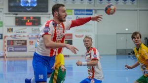 Stefan Trpchevski har en viktig roll i BK-46. Stefan Trpchevksi kastar bollen framåt.