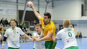 SIF:s Filip Churlevski gjorde tre mål mot Grankulla IFK. (Arkivbild) SIF:s Filip Churlevski skjuter och GrIFK:s Richard Sundberg är sent ute.