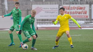 Kai Meriluotos HJK Klubi 04 (gul skjorta) spelade en träningsmatch mot Ekenäs IF. Från vänster Oliver Pettersson och Jarkko Heimonen. EIF:s Jarkko Heimonen med bollen, Oliver Pettersson bakom honom. Klubis Kai Meriluoto täcker.