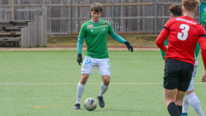 William Lindqvist spelade stabilt i sista träningsmatchen mot Pargas IF (2.5) på Centrumplan i Ekenäs. EIF:s William Lindqvist med bollen.