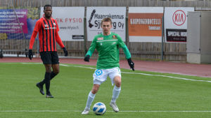 Stanislav Efimov är den första ryske spelaren att representera Ekenäs IF. EIF:s Stanislav Efimov med bollen i fötterna.