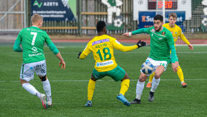 Reza Heidari (till höger) hör till de nya spelarna i EIF. EIF:s Reza Heidari försöker gå förbi KTP:s Thomas Agyiri.