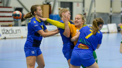 Moa Wasström stoppas av tre KyIF-spelare.