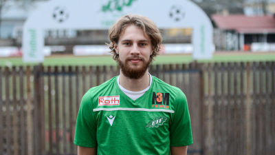 Olli Jakonen med EIF-tröja på sig.