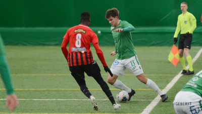 EIF:s William Lindqvist dribblar och PK-35:S Yassin Adam täcker.