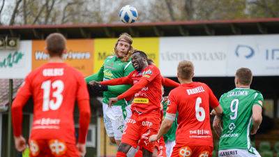 Tuukka Andberg nickar bort bollen.