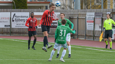Flera spelare fajtas om bollen.