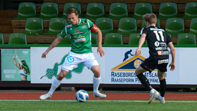 EIF:s Zacharias Ekström skyddar bollen mot MuSas Juho Heikkinen.