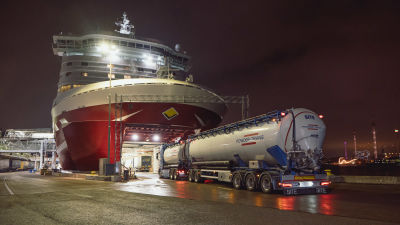 Långtradare på väg in i Viking Lines fartyg i hamnen i Stockholm.