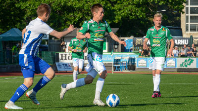 Stanislav Efimov med bollen.