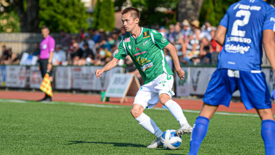 EIF:s Stanislav Efimov med bollen.