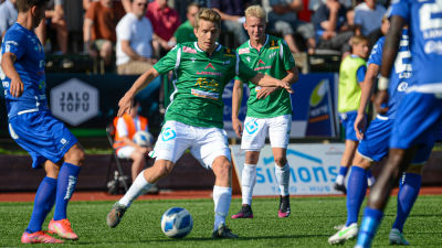 EIF:s Robin Sid med bollen i fötterna, Riku Selander i bakgrunden.