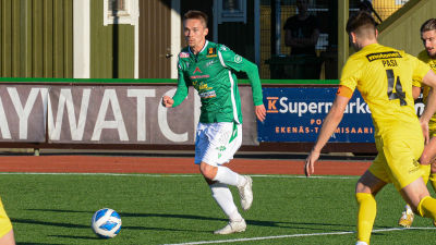 Stanislav Efimov med bollen.