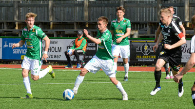 EIF:s Stanislav Efimov med bollen.