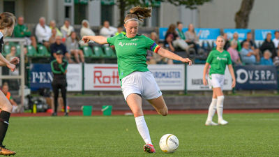 EIF:s Felicia Gröning sparkar bollen.