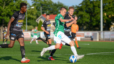Stanislav Efimov med bollen.