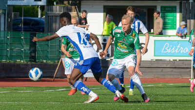 Flera spelare kämpar om bollen.