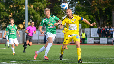 Två spelare försöker nicka på bollen.
