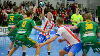 Jac Karlsson med bollen mot SIF-försvaret.