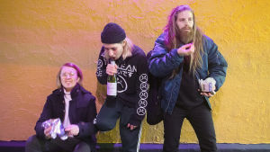 Den moderna mannen. På fotot Micke (Sonja Ahlfors), Niki (Malin Nyqvist) och Steffe (Joanna Wingren). Foto från Yo-Bro med Blaue Frau.