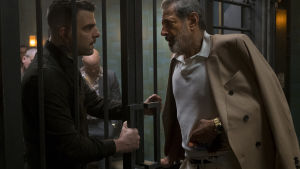 Inte roligt att skaka galler. Zachary Quinto och Jeff Goldblum spelar far och son som måste skiljas åt eftersom bara den ena äger hotellets medlemskort. Jeff Goldblum och Zachary Quinto i rollen som skurkar står på varsin sida om en gallerförsedd grind.