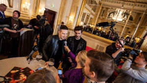 Darude och Sebastian Rejman mitt i mediastormen på presskonferens den 29 januari. Sebastian Rejman ja Darude haastattelussa.