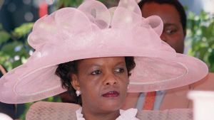 Zimbabwes första dam Grace Mugabe i rosa hatt under självständighetsfirandet i Harare 2000. Zimbabwes första dam Grace Mugabe i rosa hatt under självständighetsfirandet i Harare 2000