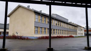 Många som skrivit studenten vid Siilinjärven lukio samtidigt som mannen beskriver honom som tystlåten och lugn. Gymnasieskolan Siilinjärven lukio, en gul byggnad med gråa inslag.