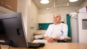 Neurolog Jukka Saarinen tror att ökningen i antalet körförbud långt beror på att befolkningen är äldre och att man från och med år 2016 måste meddela polisen om körförbud som utfärdas på minst sex månader. Neurolog Jukka Saarinen