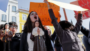 Demonstranter som protesterar mot Portugals nya eutanasilag i Lissabon. Demonstranter som protesterar mot Portugals nya eutanasilag i Lissabon.