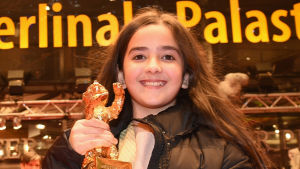 Panahis systerdotter Hanna Saeidi med sin guldbjörn på röda mattan i Berlin. Hanna Saeidi med sin guldbjörn på röda mattan i Berlin.
