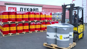 Oljeprodukterna är viktiga för den ryska ekonomin. Den här bilden är från Lukoils industriområde i staden Perm, som finns strax väster om Uralbergen. Truck transporterar tunnor inom oljeindustrin. I bakgrunden flera tunnor.