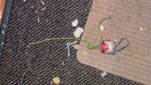 Bomben, varav rester syns på bilden, var tillverkad av raketer. Rester av en bomb på en matta.