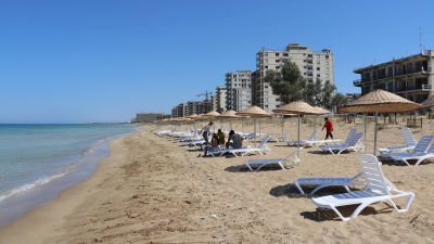 Stranden framför övergivna Varosha med de tomma strandhotellen i bakgrunden.