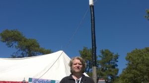 Robin "Effe" Sundberg är verksamhetsledare för Hangö teaterträff. Robin Sundberg framför festivaltältet.
