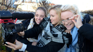 Janica Santala, Cindy Ekman och Carola Ekman tar en selfie. Vad är överdrivet och vad stämmer när det kommer till fördomar? Janica Santala, Cindy Ekman och Carola Ekman tar en selfie.
