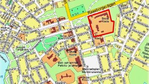 Det är området innanför det röda som Kustregionens utbildningsfastigheter vill få en ny detaljplan på. En karta över Ekenäs centrum. Med rött ingärdat det område som heter Seminarieparken.